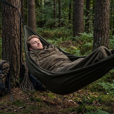Drap-de sac-de-couchage-ExtraThermal-brun-homme-dans-hammac