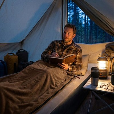 Drap-de sac-de-couchage-ExtraThermal-brun-homme-en-lecture