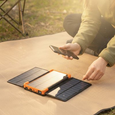 Batterie-externe-solaire-en-camping