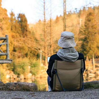 Chaise-de-camping-beige-personne-en-randonnee