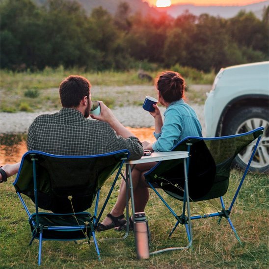 Chaise-de-camping-couple-en-camping