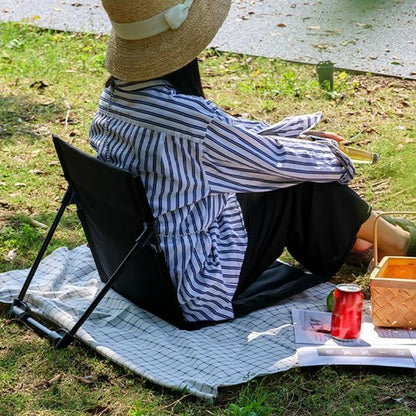 Chaise-de-camping-noir-personne-au-parc