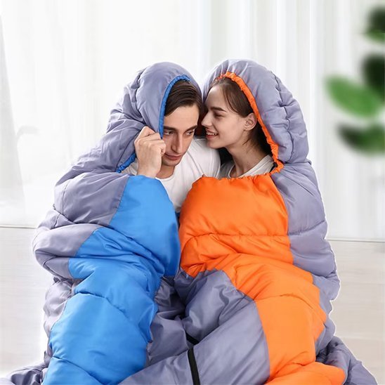 Couple dans leur sacs de couchage
