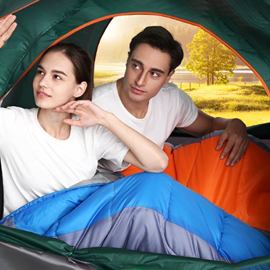 Couple dans leur sacs de couchage