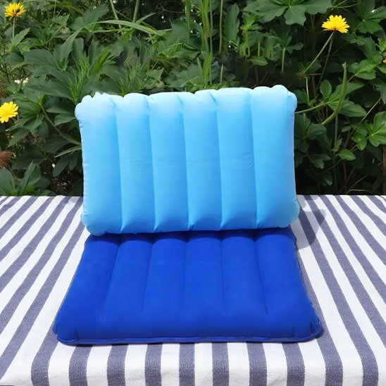 Coussin-gonflable-bleu-et-bleu-ciel