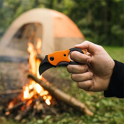 Couteau-de-survie-orange-en-camping