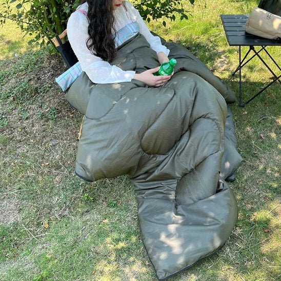 Femme dans sont Sacs de couchage
