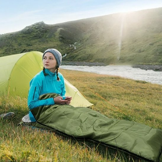 Femme en camping dans sont Sacs de couchage