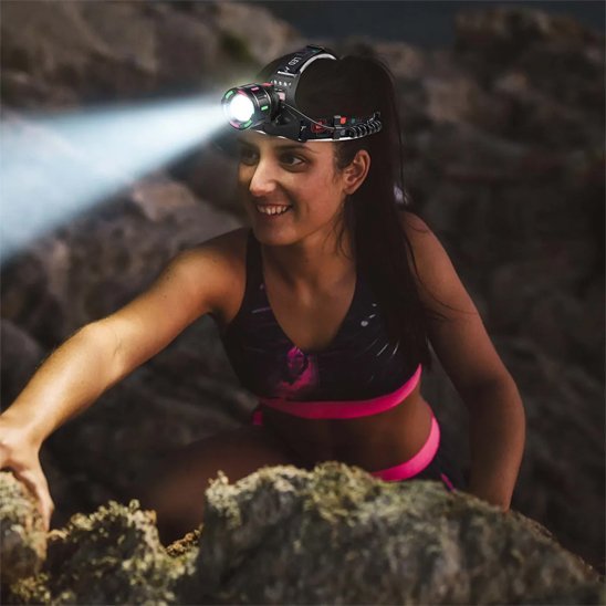 Femme en escalade avec sa Lampe frontale puissante