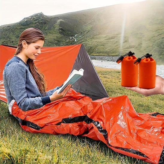 Femme en lecture dans sont Sacs de couchage
