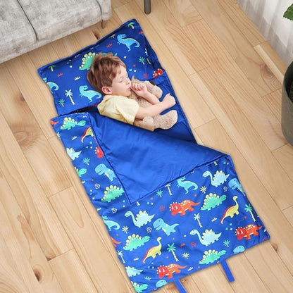 Garcon dans sont sac de couchage enfant 