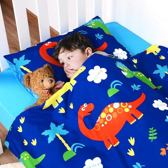 Garcon qui dorment dans sac de couchage enfant 