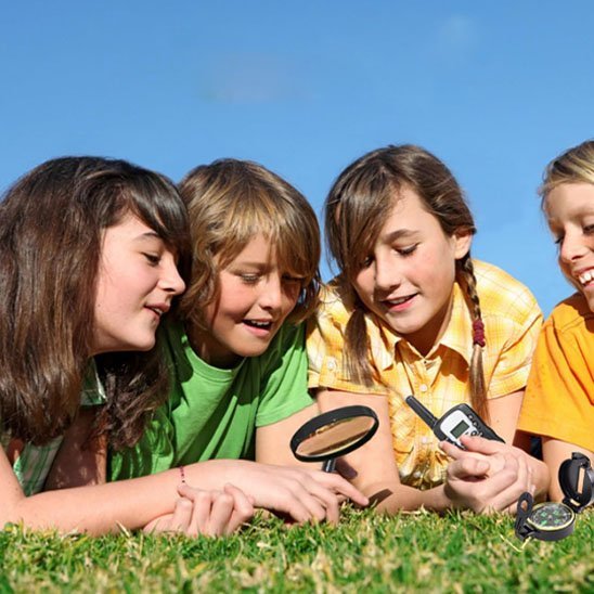 Groupe d'amie qui utilise leur talkie walkie enfant 