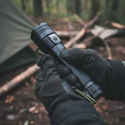 Homme avec lampe de poche en camping