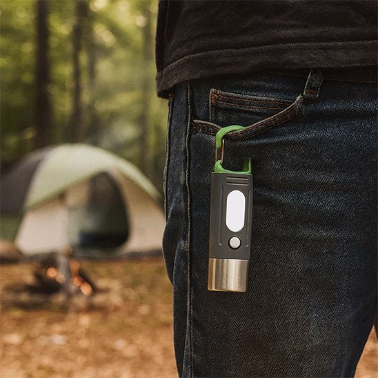 Homme avec sa lampe de poche rechargeable sur le poche​ 
