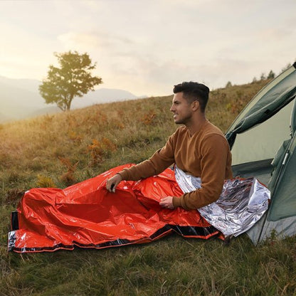 Homme dans sacs de couchage