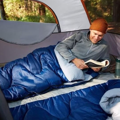Homme en camping dans sont Sacs de couchage