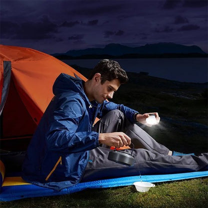 Homme le soir avec la Lampe camping