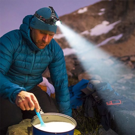Homme qui cuisine avec la Lampe frontale puissante