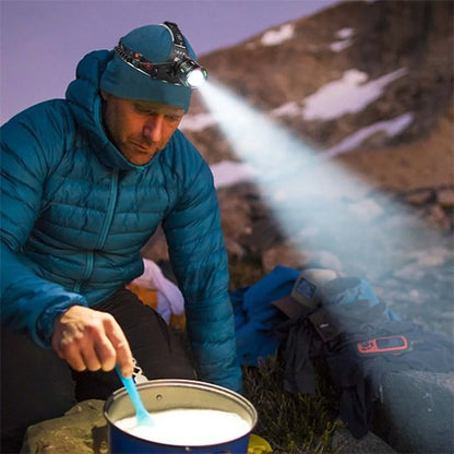 Homme qui cuisine avec la Lampe frontale puissante