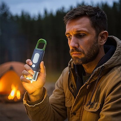 Homme qui utilise sa lampe de poche rechargeable en camping​ 