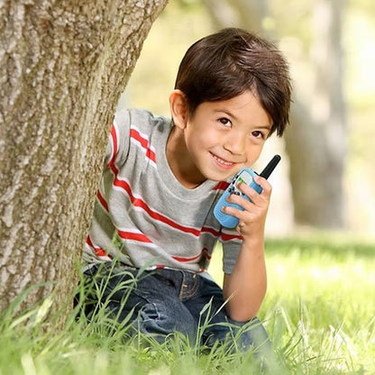 Jeune garcon cache qui utilise son talkie walkie enfant 