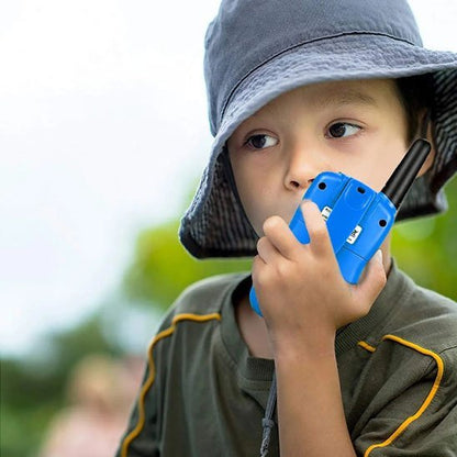 Jeune garcon en exploration qui utilise son talkie walkie enfant 