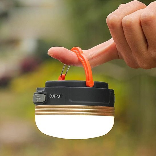 Lampe camping dans la main
