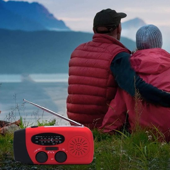Lampe-de-camping-couple-en-randonnee-avec-radio