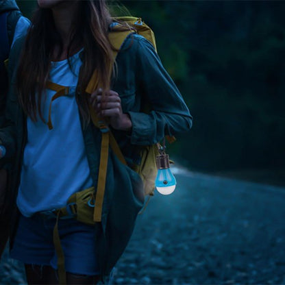 Lampe-de-camping-femme-en-randonnee