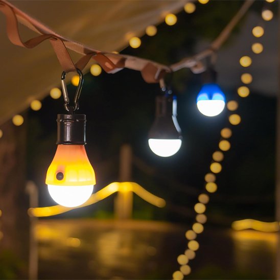 Lampe-de-camping-sur-tente