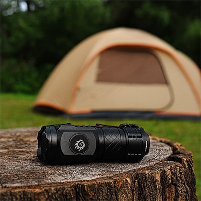 Lampe de poche en camping