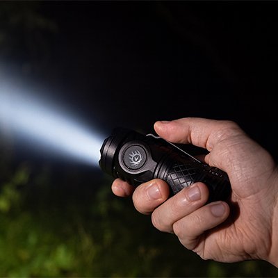 Lampe de poche qui illumine le chemin 