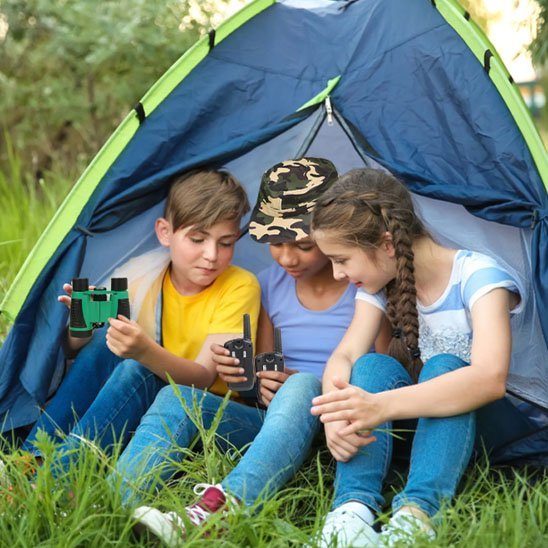 Maman et jeune garcon qui utilise leur talkie walkie enfant 