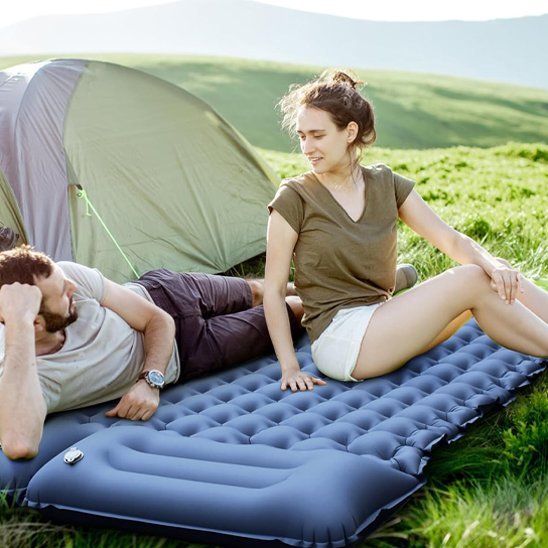 Matelas-gonflable-2-personnes-bleu-couple-en-camping