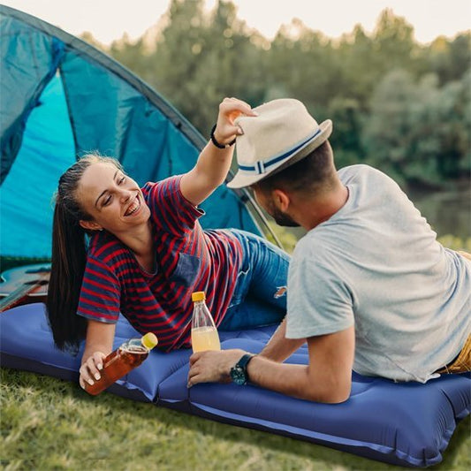 Matelas-gonflable-2-personnes-bleu-couple-en-camping-sur-gazon