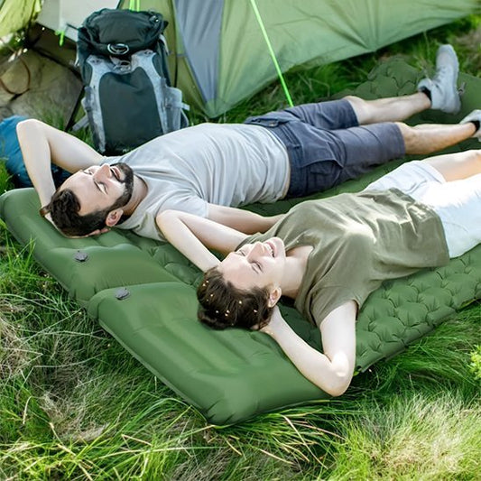 Matelas-gonflable-2-personnes-vert-couple-coucher-en-camping