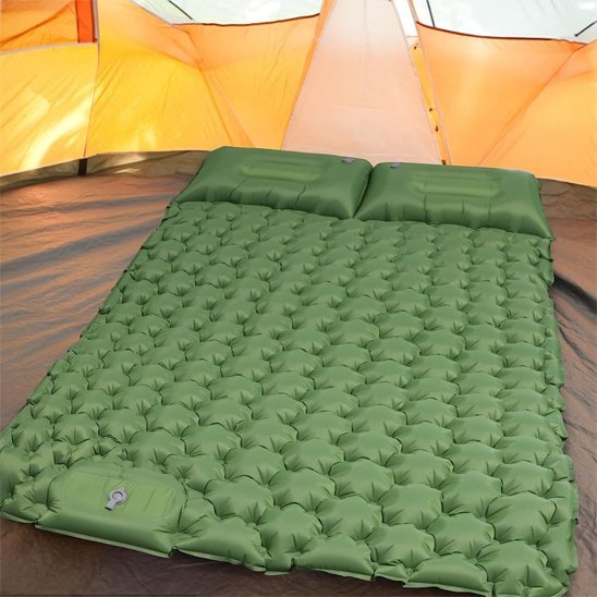 Matelas-gonflable-2-personnes-vert-dans-la-tente