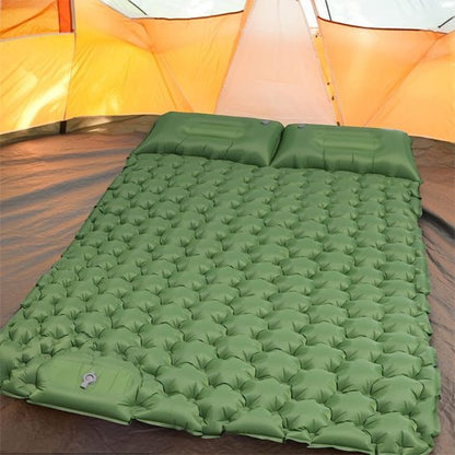 Matelas-gonflable-2-personnes-vert-dans-la-tente