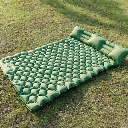 Matelas-gonflable-2-personnes-vert-installation-sur-gazon