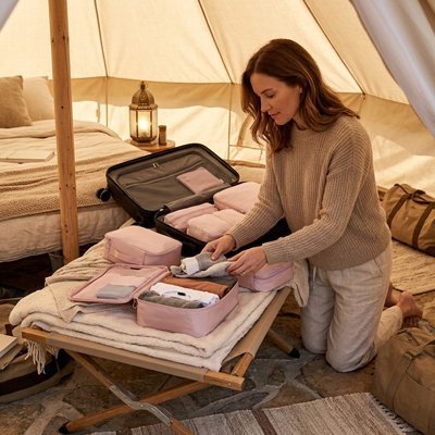 Organisateur de valise rose au camping