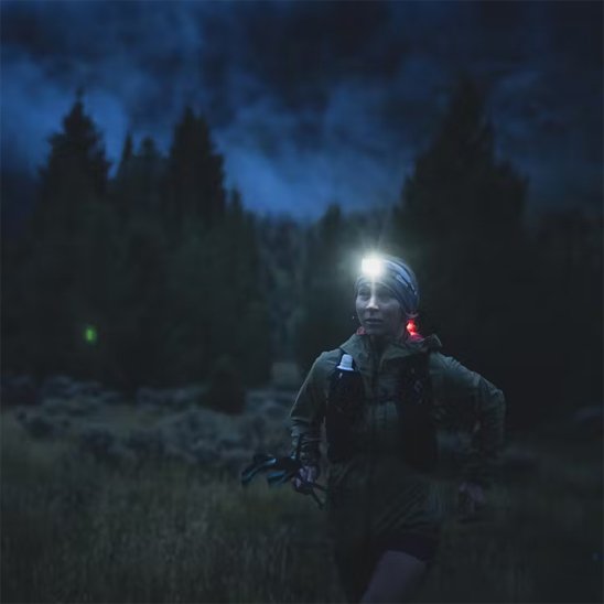 Personne en randonnee le soir avec la Lampe frontale puissante