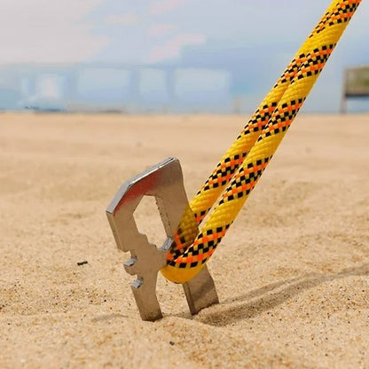 Piquet-de-tente-28cm-dans-le-sable 