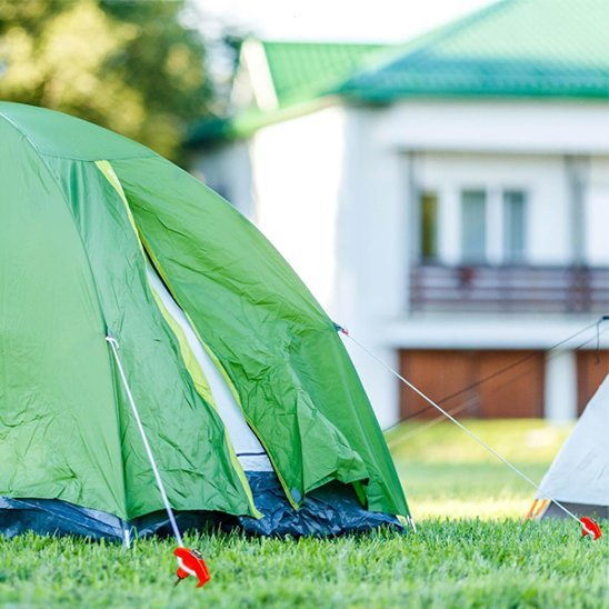 Piquet-de-tente-orange-installation-de-tente 