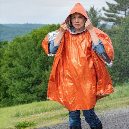 Poncho-pluie-femme-en-randonnee