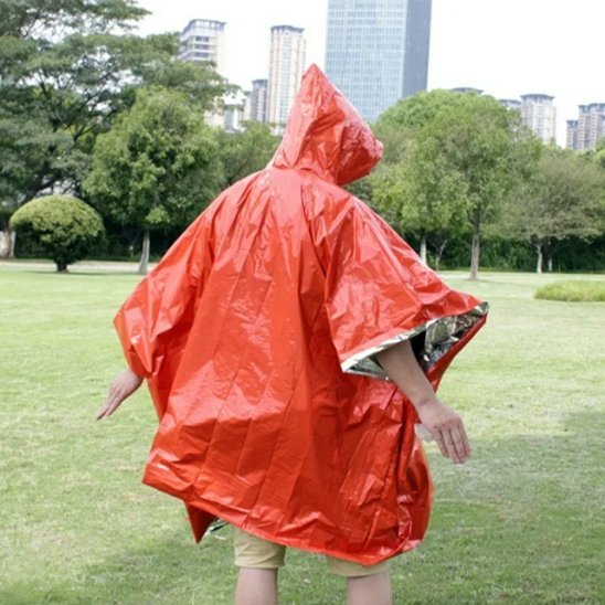 Poncho-pluie-personne-en-marche