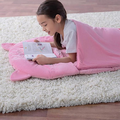 Sac-de-couchage-enfant-rose-jeune-en-lecture