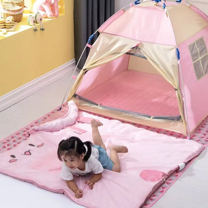 Sac-de-couchage-enfant-rose-qui-joue