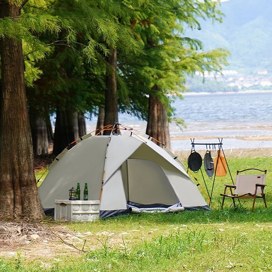 Tente-camping-blanc-site-camping